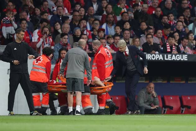 Bilder des Tages - SPORT May 3, 2018 - Madrid, Spain - Manager ARSENE WENGER looks at LAURENT KOSCIELNY of Arsenal FC while is carried off the pitch on stretcher during the UEFA Europa League, semi final, 2nd leg football match between Atletico de Madrid and Arsenal FC on May 3, 2018 at Metropolitano stadium in Madrid, Spain Football - UEFA Europa League - Atletico de Madrid vs Arsenal FC  - ZUMAb169 20180503_zaa_b169_004 Copyright: xManuelxBlondeau Aop.Pressx