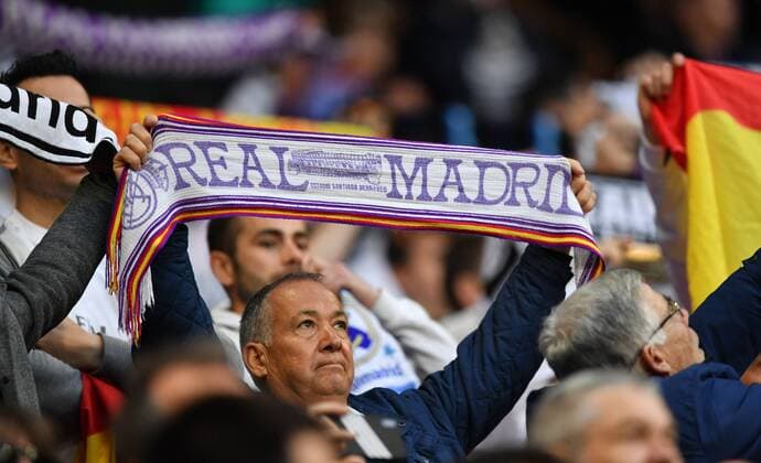 Real Madrid fan with scarf singing the club anthem Real Madrid FC Bayern UEFA Champions League CL Semi Finals 1 2 Final Reteam Season 2017 2018 Football Soccer soccer Men Germany Germany Madrid 1 5 2018 Stadion Bernabeu