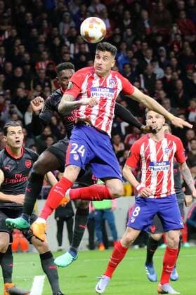 (180504) -- MADRID, May 4, 2018 -- Atletico de Madrid s Gimenez (Front) competes during the UEFA Europa League semifinal second leg soccer match between Atletico Madrid and Arsenal in Madrid, Spain, on May 3, 2018. Atletico Madrid won 1-0. Atletico Madrid advanced to the final with 2-1 on aggregate. ) (SP)SPAIN-MADRID-SOCCER-UEFA EUROPA LEAGUE-ATLETICO-ARSENAL EdwardxPetersxLopez 
