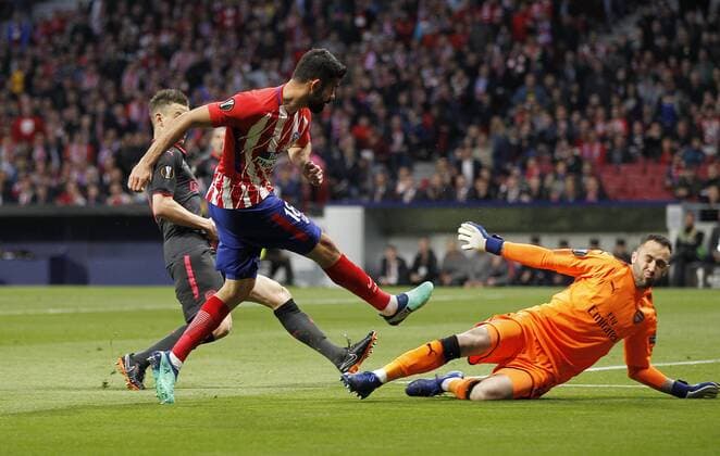 Partido de vuelta de semifinales de la Europa League entre el Atletico y el Arsenal. En la imagen, Diego Costa y Ospina. Europa League seminifinals second leg match between Atletico and Arsenal. In this picture, Diego Costa and Ospina. 