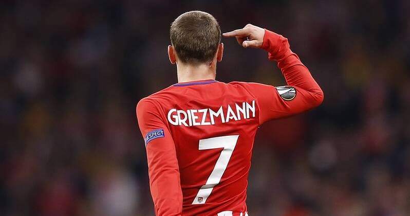 Bilder des Tages - SPORT Partido de vuelta de semifinales de la Europa League entre el Atletico y el Arsenal. En la imagen, Griezmann se queja de que tiene una brecha en la cabeza. Europa League seminifinals second leg match between Atletico and Arsenal. In this picture, Griezmann protests because he has an open wound in his head. 