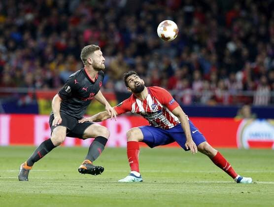 Partido de vuelta de semifinales de la Europa League entre el Atletico y el Arsenal. En la imagen, Mustafi y Diego Costa. Europa League seminifinals second leg match between Atletico and Arsenal. In this picture, Mustafi and Diego Costa. 