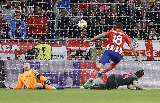 Themen der Woche - SPORT Bilder des Tages - SPORT Partido de vuelta de semifinales de la Europa League entre el Atletico y el Arsenal. En la imagen, Diego Costa marca para el Atletico. Europa League seminifinals second leg match between Atletico and Arsenal. In this picture, Diego Costa scores for Atletico. 