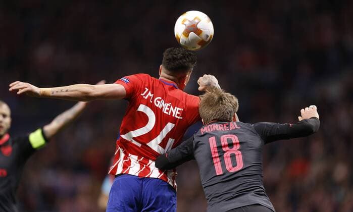 Partido de vuelta de semifinales de la Europa League entre el Atletico y el Arsenal. En la imagen, Gimenez y Monreal.Europa League seminifinals second leg match between Atletico and Arsenal. In this picture, Gimenez and Monreal. 