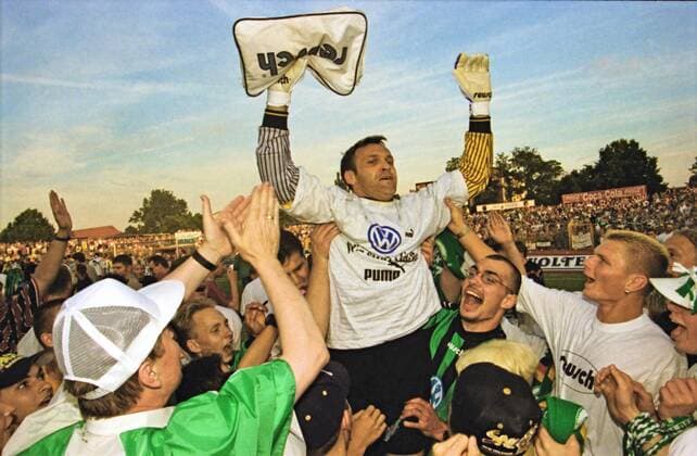From 2 BL season 1996 97 last game to climb in the 1 BL VfL Wolfsburg against Mainz 05 5 4 am 11 06 1997 In the photo VfL WOB TW Uwe Zimmermann