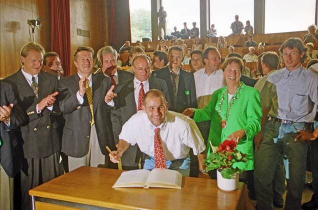 From Ascension celebration in the 1 BL to VfL Wolfsburg against Mainz 05 5 4 am 11 06 1997 here on 12 06 1997 Rathaus Wolfsburg In the photo entry in the Golden Book here Kpt Jann Jensen behind with glasses coach Willi Reimann
