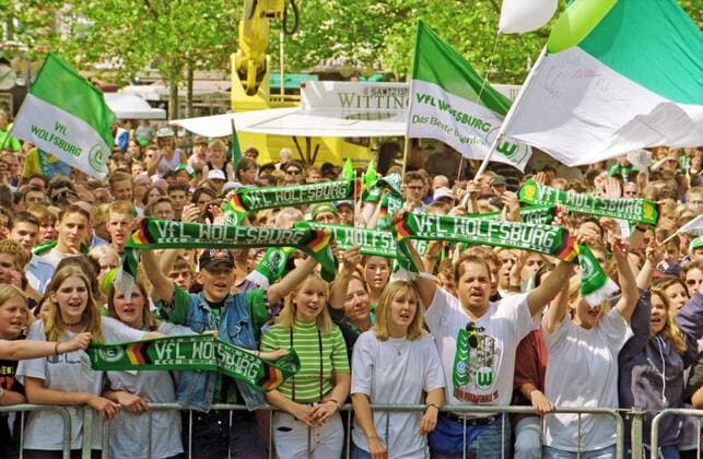 From Ascension celebration in the 1 BL to VfL Wolfsburg against Mainz 05 5 4 am 11 06 1997 here on 12 06 1997 Rathaus Wolfsburg In the photo VfL Fans