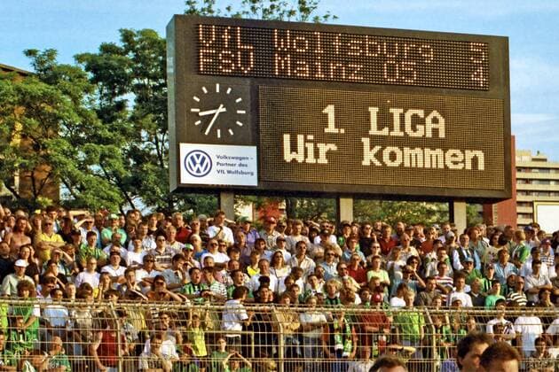 From 2 BL season 1996 97 last game to rise in the 1 BL VfL Wolfsburg against Mainz 05 5 4 am 11 06 1997 In the photo final result on the scoreboard