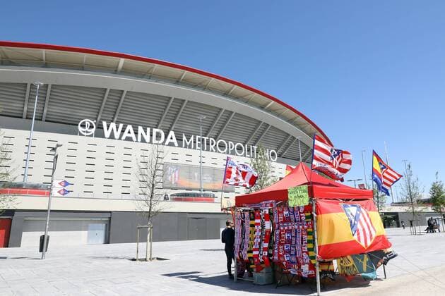 May 3, 2018 - Madrid, Spain - Stall sells flags and scarves nearby the stadium ahead of the UEFA Europa League, semi final, 2nd leg football match between Atletico de Madrid and Arsenal FC on May 3, 2018 at Metropolitano stadium in Madrid, Spain Football - UEFA Europa League - Atletico de Madrid vs Arsenal FC  - ZUMAb169 20180503_zaa_b169_037 Copyright: xManuelxBlondeau Aop.Pressx