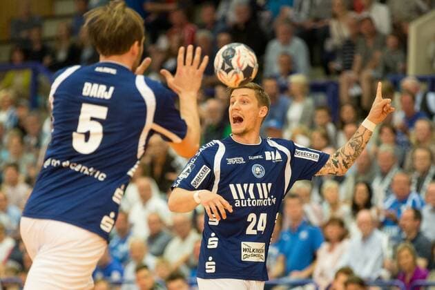 After a pass to Max Darj 5 Bergischer HC, Linus Arnesson 24 Bergischer HC gives the lead Bergischer HC vs SG BBM Bietigheim Handball 2 Bundesliga 04 05 18 Solingen NRW Germany Klingenhalle Copyright: xcdnx