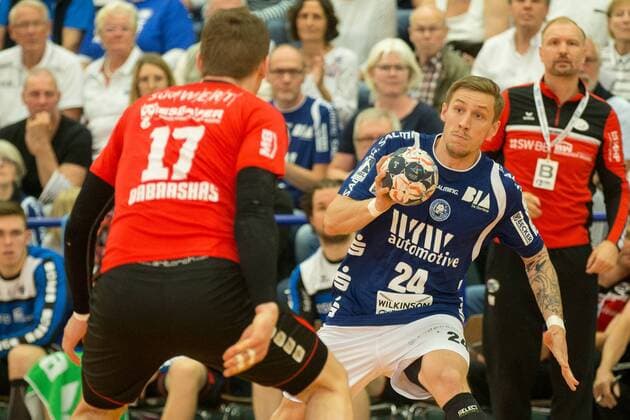 Gerdas Babarskas 17 SG BBM Bietigheim faces attacking Linus Arnesson 24 Bergischer HC Bergischer HC vs SG BBM Bietigheim Handball 2 Bundesliga 04 05 18 Solingen NRW Germany Klingenhalle Copyright: xcdnx