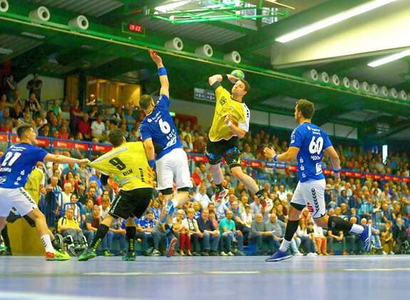 Goal shot by Romas Kirveliavicius Coburg left Philip Jungemann Aue Romas Kirveliavicius Coburg and Kevin Roch Aue right Marc Pechstein Aue Handball 2 League 2017 18 EHV Aue HSC 2000 Coburg am 4 5 2018 EHV Aue HSC 2000 Coburg