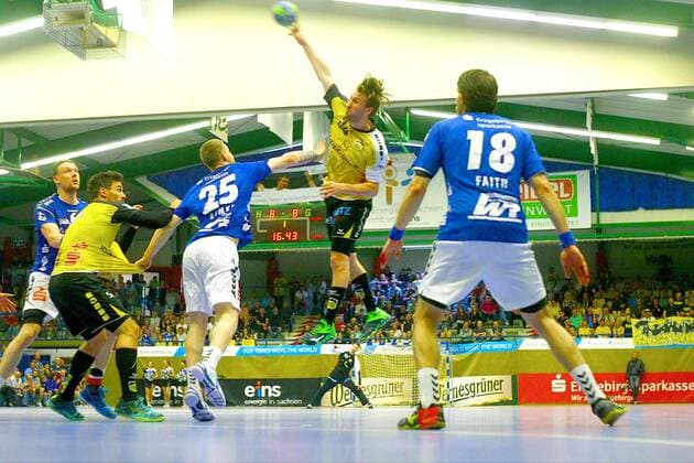 Between Gregor Remke Aue and Jan Faith Aue Tobias Varvne Coburg puts on a jump shot at Handball 2 Liga 2017 18 EHV Aue HSC 2000 Coburg at 4 5 2018 EHV Aue HSC 2000 Coburg