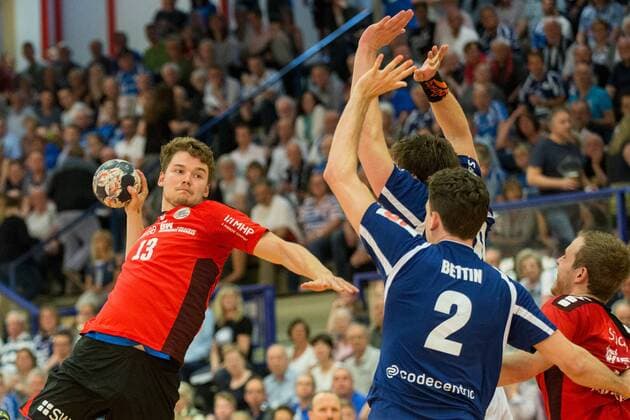 Valentin Schmidt 13 SG BBM Bietigheim scored against Csaba Szücs 20 Bergischer HC and Maximilian Leon Bettin 2 Bergischer HC Bergischer HC vs SG BBM Bietigheim Handball 2 Bundesliga 04 05 18 Solingen NRW Germany Klingenhalle Copyright: xcdnx