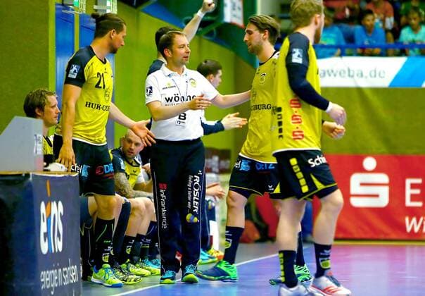 Coach Jan Gorr Coburg between Till Riehn Coburg left and Tobias Varvne Coburg Handball 2 League 2017 18 EHV Aue HSC 2000 Coburg am 4 5 2018 EHV Aue HSC 2000 Coburg