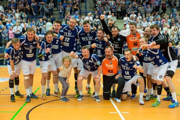 Bilder des Tages - SPORT Jubel beim Team des Bergischen HC nach dem Gewinn der Meisterschaft in der 2. Handball Bundesliga - Linus Arnesson ( 24, Bergischer HC), Max Darj ( 5, Bergischer HC), Milan Kotrc ( 15, Bergischer HC), Maximilian Leon Bettin ( 2, Bergischer HC), Fabian Gutbrod ( 22, Bergischer HC), Leos Petrovsky ( 6, Bergischer HC), Arnor Thor Gunnarsson ( 11, Bergischer HC), Tomas Babak ( 19, Bergischer HC), Bastian Rutschmann ( 23, Bergischer HC), Bogdan Andrei Criciotoiu ( 90, Bergischer HC), Maciej Majdzinski ( 14, Bergischer HC), Christopher Rudeck ( 16, TW, Bergischer HC), Kristian Nippes ( 13, Bergischer HC), Jan Artmann ( 17, Bergischer HC), Csaba Szücs ( 20, Bergischer HC) Bergischer HC vs. SG BBM Bietigheim, Handball, 2. Bundesliga, 04.05.18 Solingen NRW Deutschland Klingenhalle *** 22 Julian HC Milan Kotrc 15 Bergischer HC Maximilian Leon Bettin 2 Bergischer HC Fabian Gutbrod 22 Bergischer HC Leos Petrovsky 6 Bergischer HC Arnor Thor Gunnarsson 11 Bergischer HC Tomas Babak 19 Bergisch HC Bastian Rutschmann 23 Bergisch HC Bogdan Andrei Criciotoiu 90 Bergischer HC Maciej Majdzinski 14 Bergischer HC Christopher Rudeck 16 TW Bergischer HC Kristian Nippes 13 Bergischer HC Jan Artmann 17 Bergischer HC Csaba Szücs 20 Bergischer HC Bergischer HC vs SG BBM Bietigheim Handball 2 Bundesliga 04 05 18 Solingen NRW Germany Klingenhalle Copyright: xcdnx