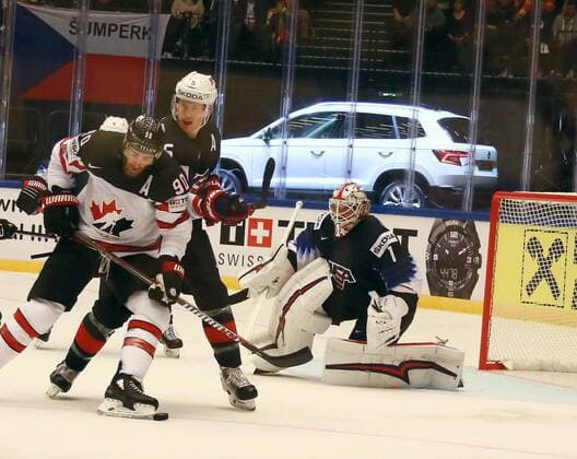 Eishockey WM, Kanada - USA 4th May 2018, Jyske Bank Boxen, Herning, Denmark; IIHF Ice hockey Eishockey World Championships, Group B, USA versus Canada; Ryan O REILLY (Canada)challenged by Connor MURPHY (USA)as goal minder Keith KINKAID (USA) watches the play  ActionPlus12019564