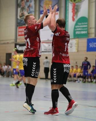 2 HBL HSG Konstanz VFL Luebeck Schwartau Clapping of Sebastian Damm SCH left and Jan Schult SCH 2 Liga Handball HSG Konstanz VFL Luebeck Schwartau 04 05 2018 Konstanz Copyright: xEIBNER PeterxPisax EP_EER