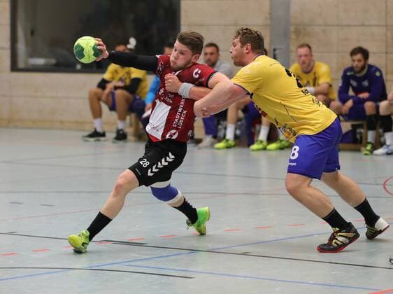 2 HBL HSG Konstanz VFL Luebeck Schwartau 24 31 Tim Claasen SCH left against Chris Berchtenbreiter KON 2 Liga Handball HSG Konstanz VFL Luebeck Schwartau 04 05 2018 Konstanz Copyright: xEIBNER PeterxPisax EP_EER