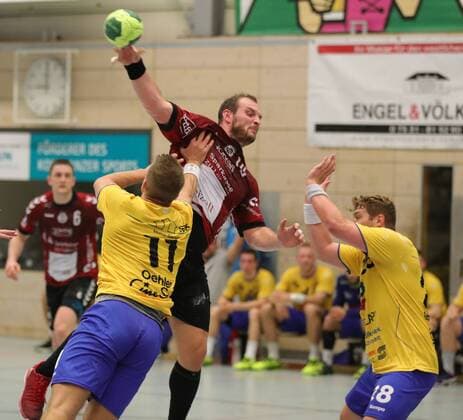 2 HBL HSG Constance VFL Luebeck Schwartau 24 31 Jan Schult SCH on the throw left Michael Oehler KON and Chris Berchtenbreiter KON 2 Liga Handball HSG Konstanz VFL Luebeck Schwartau 04 05 2018 Konstanz Copyright: xEIBNER PeterxPisax EP_EER
