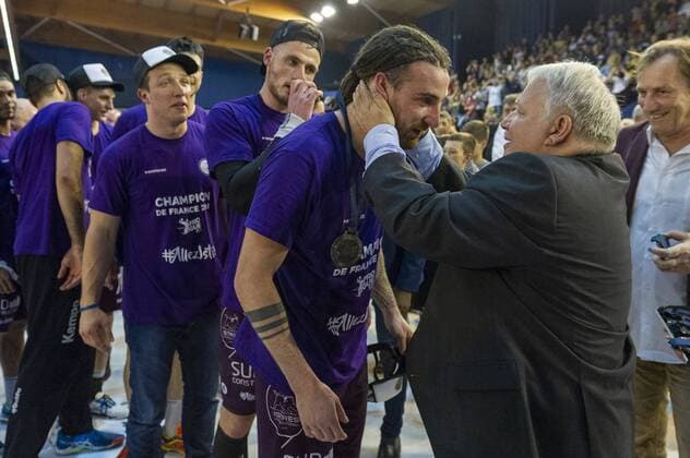 Handball, Istres OPH ist französischer Meister Remise des medailles par le maire de Istres HANDBALL : Istres vs Dijon - Proligue - Istres - 04 05 2018 NorbertScanella Panoramic 