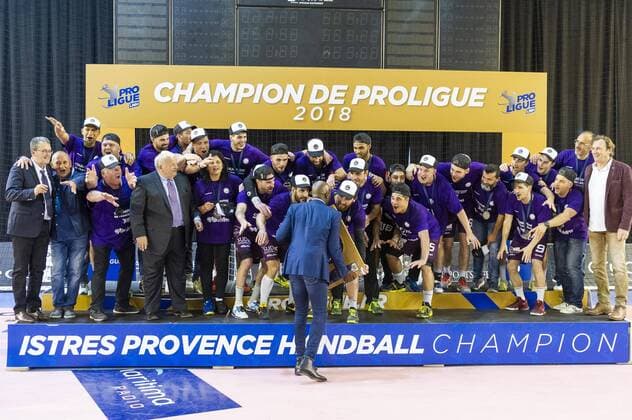 Handball, Istres OPH ist französischer Meister Remise du trophe par le president de la ligue de handball Olivier Girauld HANDBALL : Istres vs Dijon - Proligue - Istres - 04 05 2018 NorbertScanella Panoramic 