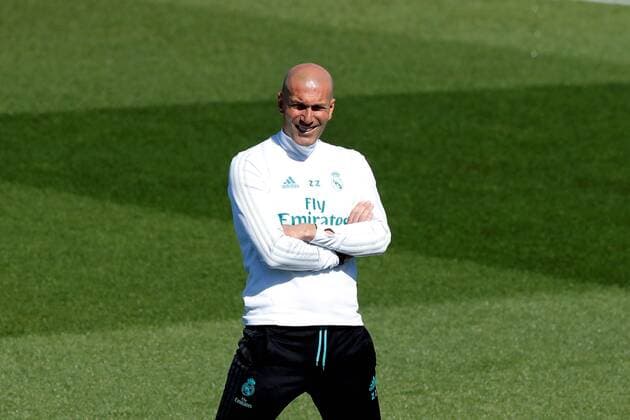 Bilder des Tages - SPORT Real Madrid head coach French Zinedine Zidane oversees his players during a training session at the team s Valdebebas sports facilities in Madrid, Spain, 05 May 2018. Real Madrid will face FC Barcelona Barca in their Spanish Primera Division League soccer match on 06 May. Training session of Real Madrid !ACHTUNG: NUR REDAKTIONELLE NUTZUNG!  Copyright: xEFE JuanxCarlosxHidalgox GRAF9084 20180505-636611185663213678