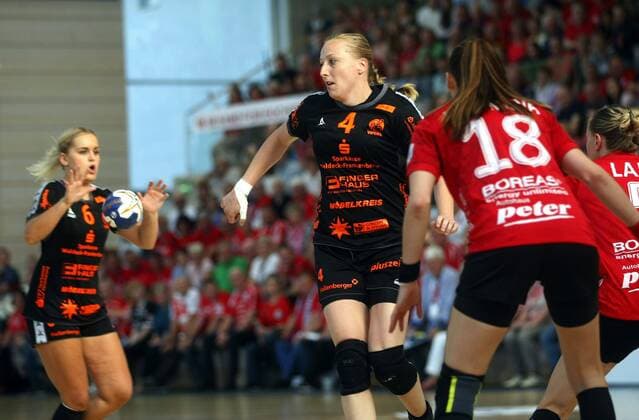 Bad Langensalza 05 05 2018 Sport Handball 1 Bundesliga Women Season 2017 18 Thüringer HC THC vs HSG Bad Wildungen HSG Anouk Nieuwenweg HSG Sabine Heusdens HSG and Iveta Luzumová THC
