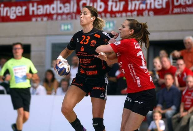 Bad Langensalza 05 05 2018 Sport Handball 1 Bundesliga Women Season 2017 18 Thuringia HC THC vs HSG Bad Wildungen HSG Laura Vasilescu HSG and Iveta Luzumová THC