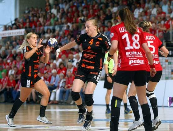 Bad Langensalza 05 05 2018 Sport Handball 1 Bundesliga Women Season 2017 18 Thüringer HC THC vs HSG Bad Wildungen HSG Anouk Nieuwenweg HSG Sabine Heusdens HSG and Iveta Luzumová THC