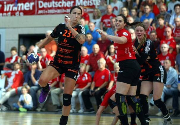 Bad Langensalza 05 05 2018 Sport Handball 1 Bundesliga Women Season 2017 18 Thüringer HC THC vs HSG Bad Wildungen HSG Laura Vasilescu HSG Josefine Huber THC hTamara Haggerty HSG