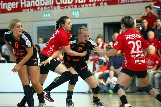 Bad Langensalza 05 05 2018 Sport Handball 1 Bundesliga Women Season 2017 18 Thüringer HC THC vs HSG Bad Wildungen HSG Anouk Nieuwenweg HSG Josefine Huber THC Sabine Heusdens HSG and Lýdia Jakubisová THC