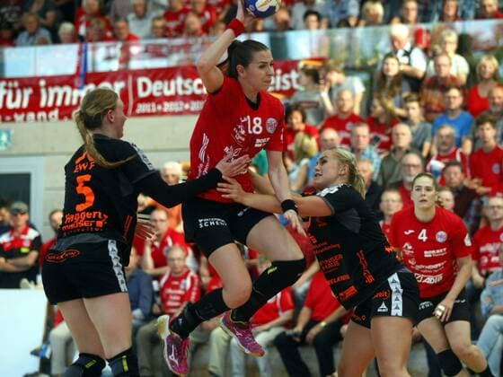 Bad Langensalza 05 05 2018 Sport Handball 1 Bundesliga Women Season 2017 18 Thüringer HC THC vs HSG Bad Wildungen HSG Tamara Haggerty HSG Iveta Luzumová THC and Sabine Heusdens HSG