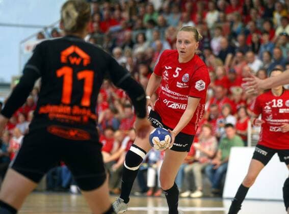 Bad Langensalza 05 05 2018 Sport Handball 1 Bundesliga Women Season 2017 18 Thuringia HC THC vs HSG Bad Wildungen HSG Miranda Schmidt Robben HSG and Saskia Lang THC