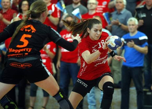 Bad Langensalza 05 05 2018 Sport Handball 1 Bundesliga Women Season 2017 18 Thüringer HC THC vs HSG Bad Wildungen HSG Tamara Haggerty HSG and Iveta Luzumová THC