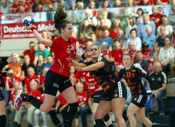 Bad Langensalza 05 05 2018 Sport Handball 1 Bundesliga Women Season 2017 18 Thüringer HC THC vs HSG Bad Wildungen HSG Iveta Luzumová THC and Anouk Nieuwenweg HSG