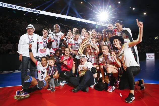 Joie equipe (Brest) avec Gerard et Denis Le Saint ( Presidents Brest) HANDBALL : Toulon St Cyr vs Brest - Finale Coupe de France Femmes - 05 05 2018 GwendolineLeGoff Panoramic 