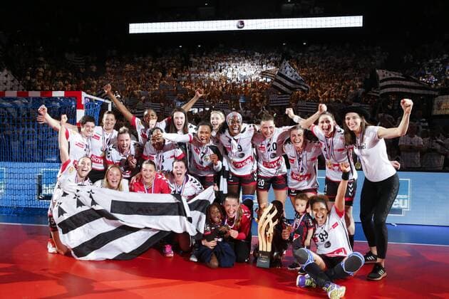 Joie equipe (Brest) avec Gerard et Denis Le Saint ( Presidents Brest) HANDBALL : Toulon St Cyr vs Brest - Finale Coupe de France Femmes - 05 05 2018 GwendolineLeGoff Panoramic 