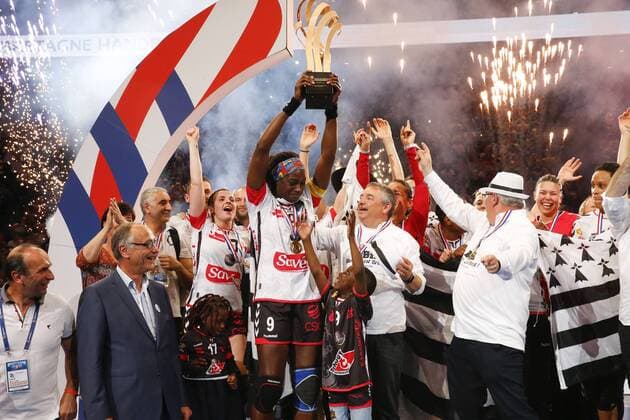 Bilder des Tages - SPORT Joie Astride N Gouan NGouan (Brest) avec equipe HANDBALL : Toulon St Cyr vs Brest - Finale Coupe de France Femmes - 05 05 2018 GwendolineLeGoff Panoramic 