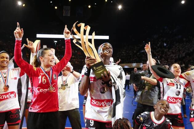 Joie Cleopatre Darleux (Brest) Astride N Gouan NGouan (Brest) avec Coupe HANDBALL : Toulon St Cyr vs Brest - Finale Coupe de France Femmes - 05 05 2018 GwendolineLeGoff Panoramic 