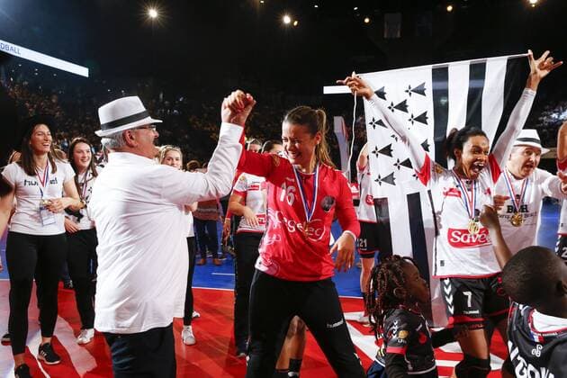 Joie Cleopatre Darleux (Brest) avec Gerard Le Saint ( President Brest) HANDBALL : Toulon St Cyr vs Brest - Finale Coupe de France Femmes - 05 05 2018 GwendolineLeGoff Panoramic 