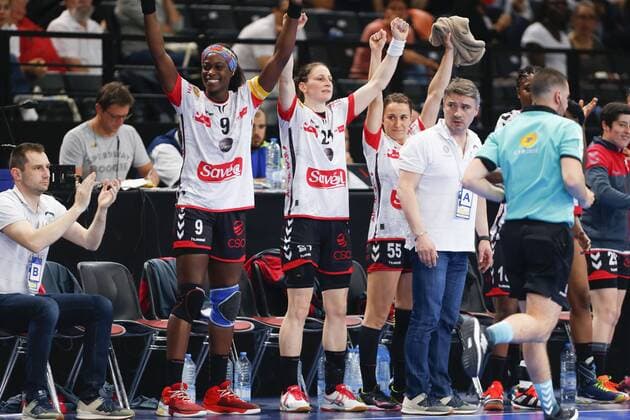 Joie Astride N Gouan NGouan (Brest) Sladjana Pop Lazic (Brest) Pauline Coatanea (Brest) et Laurent Bezeau ( Entraineur coach Brest) HANDBALL : Toulon St Cyr vs Brest - Finale Coupe de France Femmes - 05 05 2018 GwendolineLeGoff Panoramic 