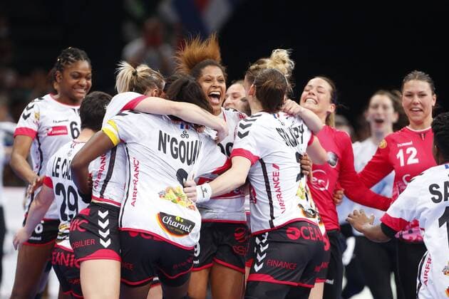 Joie Marta Mangue (Brest) et equipe HANDBALL : Toulon St Cyr vs Brest - Finale Coupe de France Femmes - 05 05 2018 GwendolineLeGoff Panoramic 