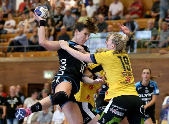 Bietigheim Handball 1 Bundesliga SG BBM Bietigheim vs HC Rödertal v l Karolina Kudlacz Gloc BBM Sarolta Selmeci Rödertal