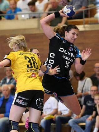 Bietigheim Handball 1 Bundesliga SG BBM Bietigheim vs HC Rödertal v l Stefanie Hummel Rödertal Karolina Kudlacz Gloc BBM