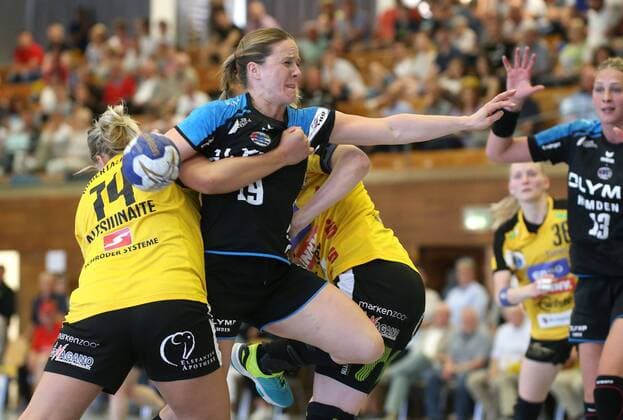Bietigheim Handball 1 Bundesliga SG BBM Bietigheim vs HC Rödertal v l Egle Alesiunaite Rödertal Anna Loerper BBM Sarolta Selmeci Röd