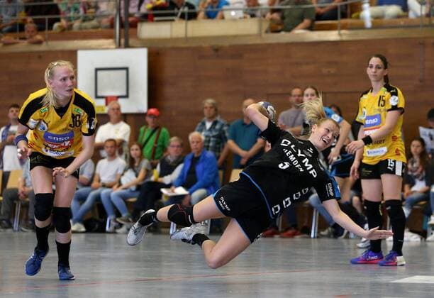 Bietigheim Handball 1 Bundesliga SG BBM Bietigheim vs HC Rödertal v l Stefanie Hummel Rödertal Antje Lauenroth BBM