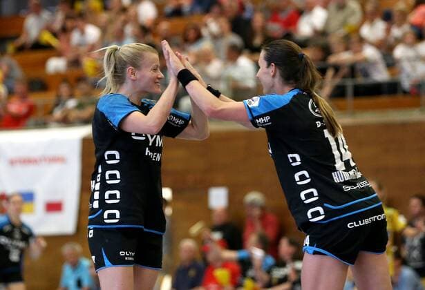 Bietigheim Handball 1 Bundesliga SG BBM Bietigheim vs HC Rödertal v l Antje Lauenroth BBM is happy to welcome Karolina Kudlacz Gloc BBM