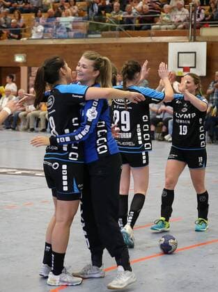 Bietigheim Handball 1 Bundesliga SG BBM Bietigheim vs HC Rödertal v l Final cheers BBM v l Martine Smeets BBM Tess Wester BBM back Leonie Patorra BBM Anna Loerper BBM