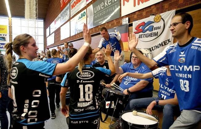Bietigheim Handball 1 Bundesliga SG BBM Bietigheim vs HC Roedertal v l Final cheering with the fans v l Ines Ivancok BBM Mille Hundahl BBM